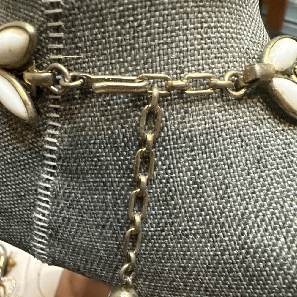 Chic White Leaf Necklace - Picture 3 of 6